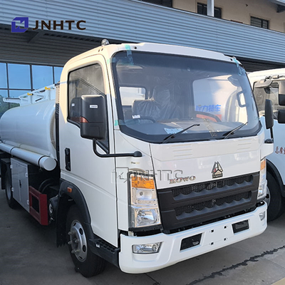 Sinotruk Howo Mini Leichtölbehälter 4x2 3000L Kraftstofftankschiff