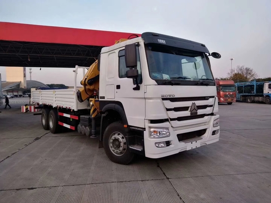 LKW Sinotruk Howo 6x4 brachte Kran-Euro 2 ließ Fahrer der Handfahrer-rechten Hand an