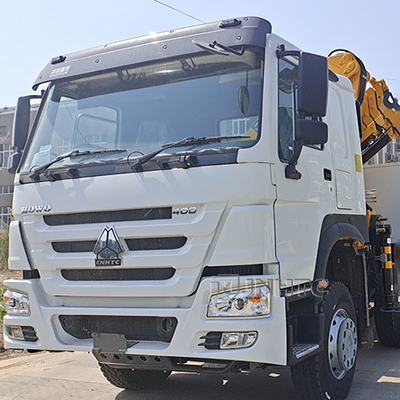 Neuer Sinotruk Howo Zaun Lkw 10 Tonnen Klappkran 12 Räder 400 PS zum Verkauf