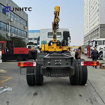 SINOTRUK HOWO Diesel-Lkw 4x4 6 Räder Chassis mit Kran niedriger Preis