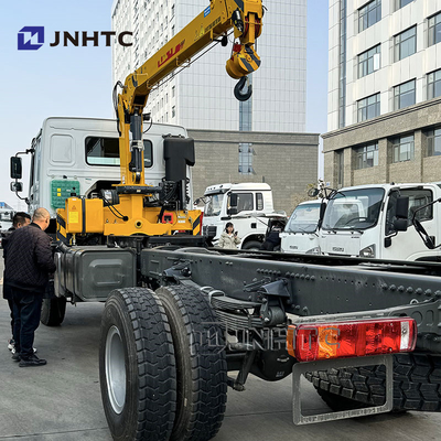 SINOTRUK HOWO Diesel-Lkw 4x4 6 Räder Chassis mit Kran niedriger Preis