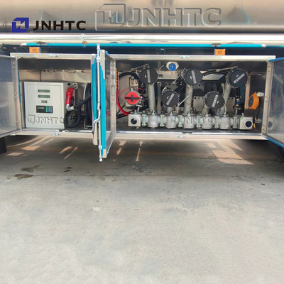 Sinotruk Howo Kraftstofftankschiff 6 Räder Aluminiumlegierung 10000 Liter mit Spender Öltankschiffe