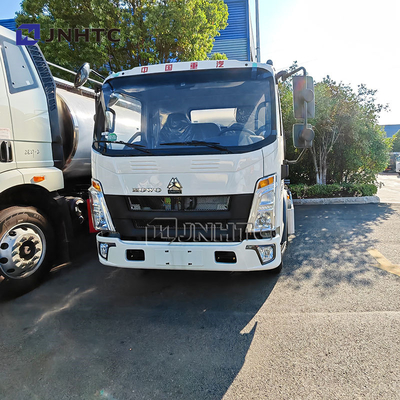 Sinotruk Howo 4x2 Leichtbrennstofföl-Tankwagen 4200 Liter Dieselöl-Tankwagen