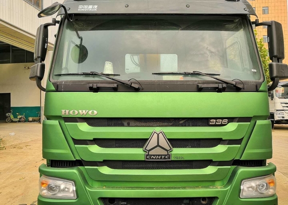 Fahrgestelle-LKW 12T 6x4 brachte Boom-Kran grüner Farbe Sinotruk Howo7 an