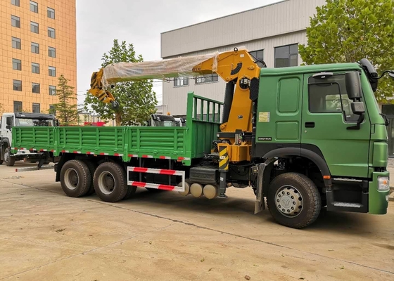 Fahrgestelle-LKW 12T 6x4 brachte Boom-Kran grüner Farbe Sinotruk Howo7 an