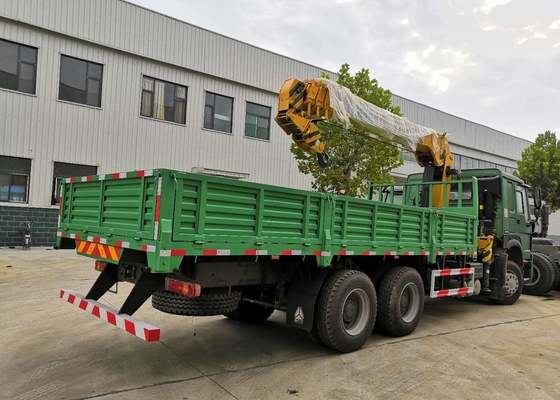 Fahrgestelle-LKW 12T 6x4 brachte Boom-Kran grüner Farbe Sinotruk Howo7 an