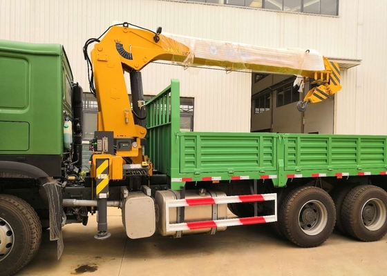 Fahrgestelle-LKW 12T 6x4 brachte Boom-Kran grüner Farbe Sinotruk Howo7 an