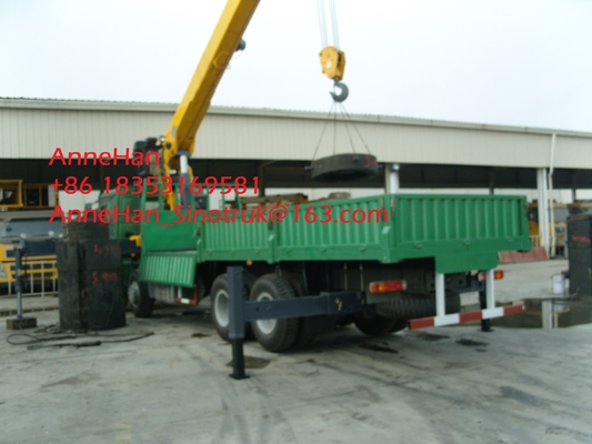 Mobiler niedriger Bett-LKW brachte geraden Arm-Kran 8x4 mit 15 Tonne, Schwingarm-Kran an