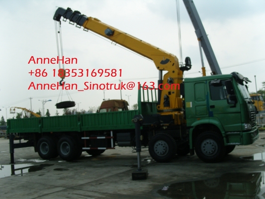 Mobiler niedriger Bett-LKW brachte geraden Arm-Kran 8x4 mit 15 Tonne, Schwingarm-Kran an
