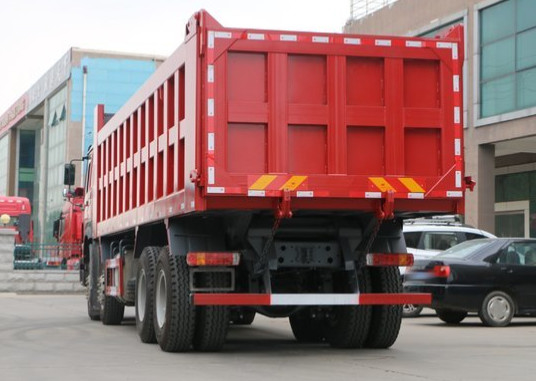 Hochleistungskipplaster Howo 371hp 8x4 auf Lager für Förderung in der roten Farbe