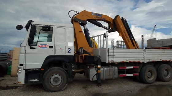 LKW Sinotruk Howo 6x4 brachte Kran-Euro 2 ließ Fahrer der Handfahrer-rechten Hand an