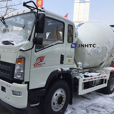 HOWO-Feuergebührenbetonmischer-LKW-Selbst, der 4x2 3cbm 5M3 lädt
