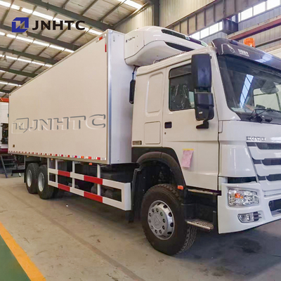 Sinotruk HOWO Euro2 6x4 kühlte Lieferung Van Beverages Drinks