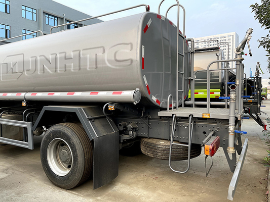 Tankfahrzeug-LKW Howo-Öltanker 10000L Sinotruk Howo 6 Geschäftemacher-4*2