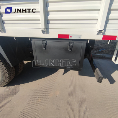 Weißer HOWO-Militär-LKW 4X4 für Soldaten Transport